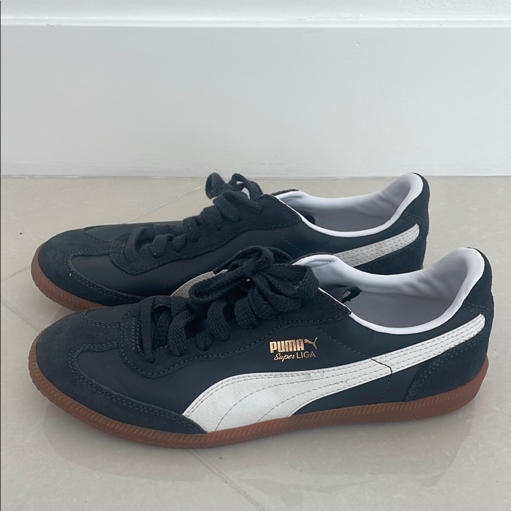 Puma Black and White Sneakers Classic Low-Top Design